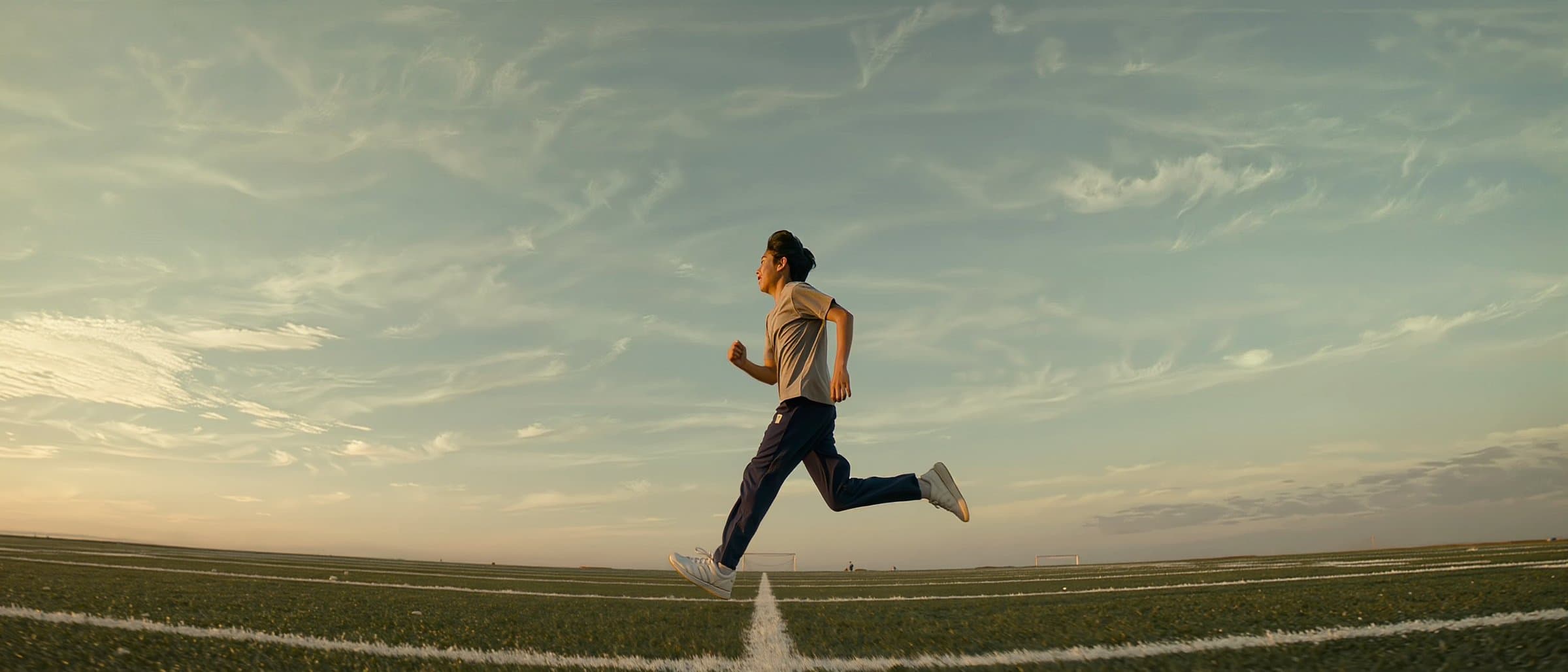 교복 속에서 교정 중인 청소년